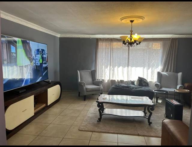 5 BEDROOM HOUSE FOR SALE IN LINMEYER
